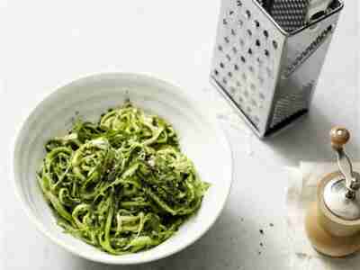Zucchininudeln mit Rucola-Pesto