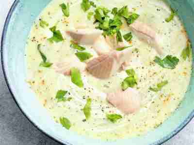 Petersiliensuppe mit Forelle