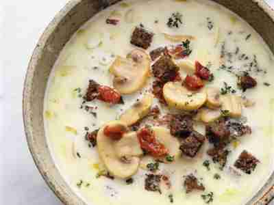 Käsesuppe mit Kräutercroutons