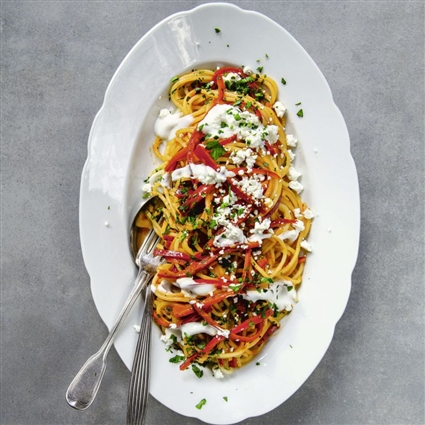 Türkische Nudeln mit Paprika und Joghurt