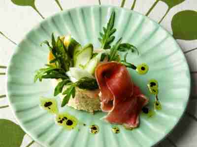 Roher Spargelsalat im Brotmantel mit Parmaschinken