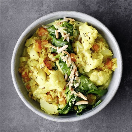 Kokos-Dal mit Mandel-Sprinkle