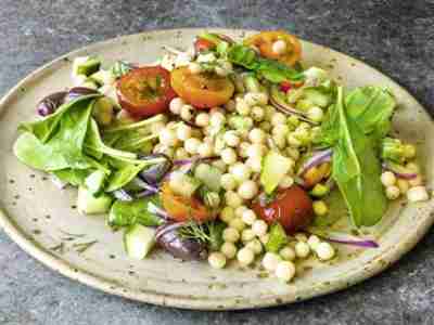 Perlcouscous-Oliven-Salat