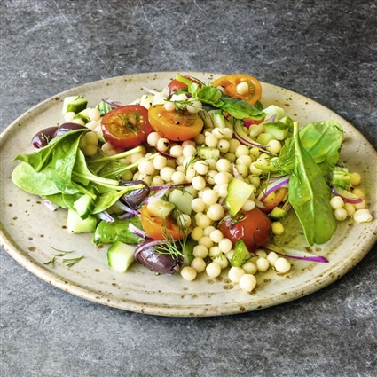 Perlcouscous-Oliven-Salat