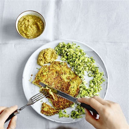 Zucchini-Pancakes mit Brokkoli-Reis