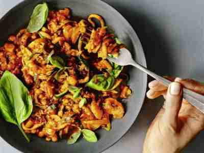 Zucchini-Spaghetti mit Linsen-Bolo