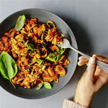 Zucchini-Spaghetti mit Linsen-Bolo