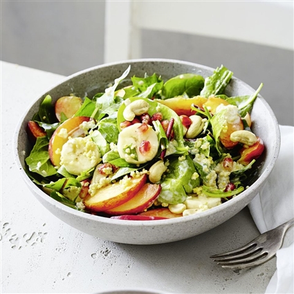 Hirse-Obst-Salat mit Spinat und Löwenzahn
