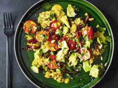 Quinoa-Salat mit Avocado und Datteln