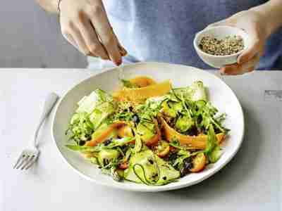 Spargelsalat mit Zucchini und Tomaten