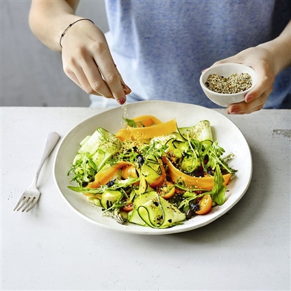 Spargelsalat mit Zucchini und Tomaten