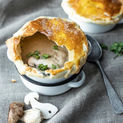 Steinpilzsuppe mit Blätterteig-Deckel