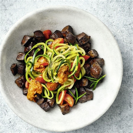 Zucchininudeln mit rotem Pesto und gebratener Leber