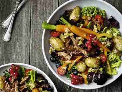 Midsommar-Salat mit Rehgeschnetzeltem