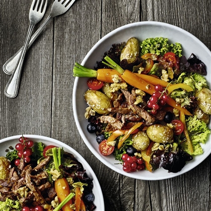 Midsommar-Salat mit Rehgeschnetzeltem
