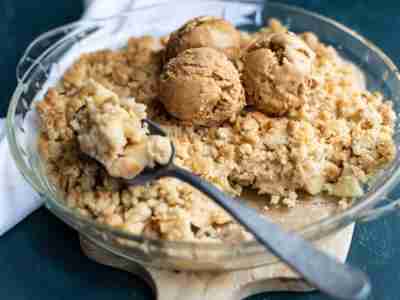 Warmer Apple Crumble mit Dulce-de-leche-Eis