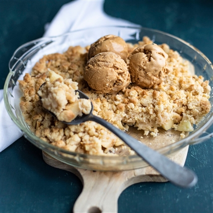 Warmer Apple Crumble mit Dulce-de-leche-Eis