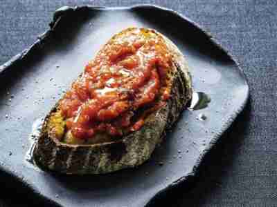 Bruschetta mit selbst gemachtem Tomatenmark