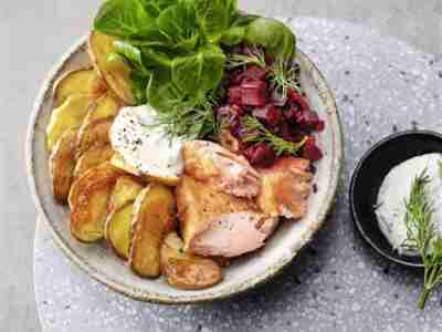 Kartoffel-Lachs-Bowl mit Feldsalat und Roter Bete