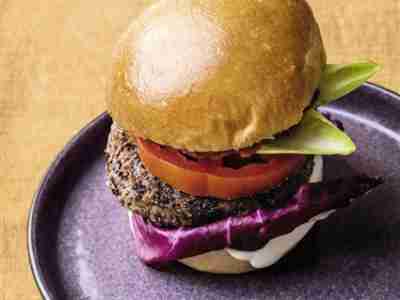 Bohnen-Burger mit veganer Mayonnaise