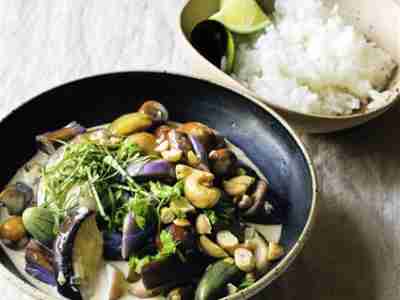 Thai-Curry mit Aubergine und Cashewkernen