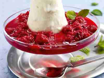 Ziegenkäse-Honig-Eis mit Himbeersauce