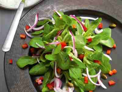 Feldsalat mit Ziegenkäsecreme