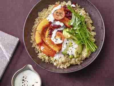 Vegane Quinoa-Bowl mit Kürbis und Tofu-Tahin-Dressing