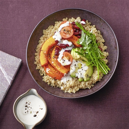 Vegane Quinoa-Bowl mit Kürbis und Tofu-Tahin-Dressing