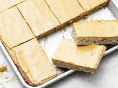 Haselnuss-Blechkuchen mit Kaffeeguss