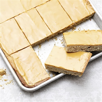 Haselnuss-Blechkuchen mit Kaffeeguss