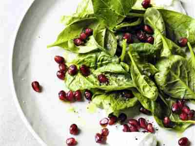 Spinatsalat mit Granatapfel und Skyr