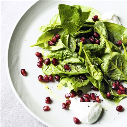 Spinatsalat mit Granatapfel und Skyr
