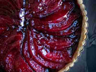 Quittentarte mit schwarzen Johannisbeeren