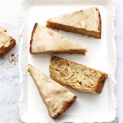 Apfel-Walnuss-Kuchen mit Rum-Guss