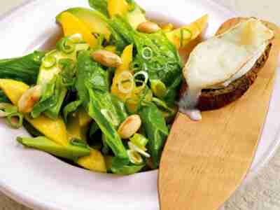 Avocado-Mango-Salat mit Käsecroûtons