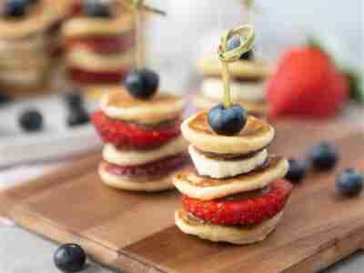 Pancake-Spieße mit Beeren und Skyrtella