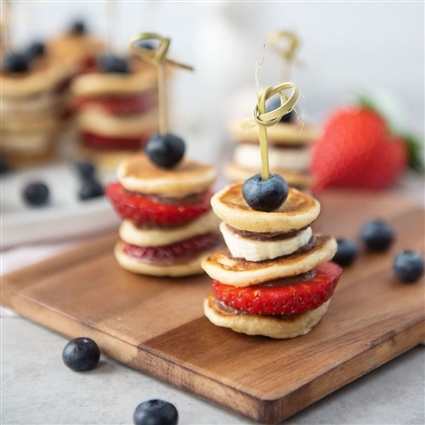 Pancake-Spieße mit Beeren und Skyrtella