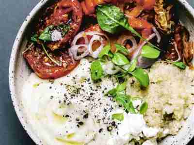 Quinoa-Bowl mit Bohnencreme und Tomaten