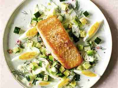 Avocado-Gurken-Salat mit Lachs