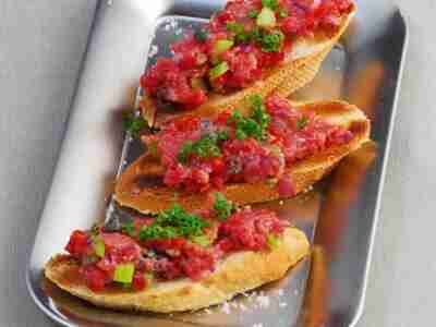 Pikante Tatar-Crostini