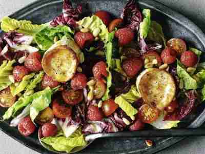 Salat mit Beeren und Ziegenkäse