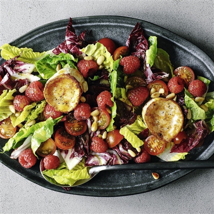 Salat mit Beeren und Ziegenkäse
