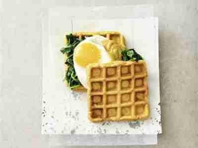 Süßkartoffel-Waffeln mit Spinat und Ei