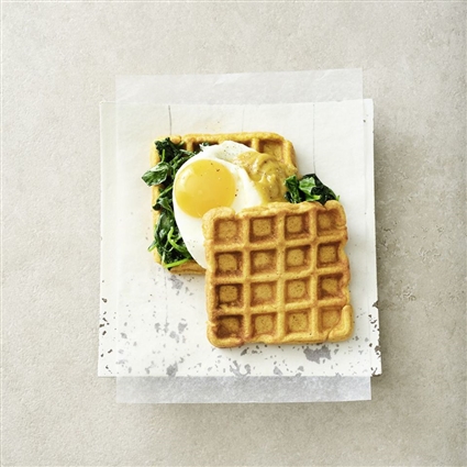 Süßkartoffel-Waffeln mit Spinat und Ei