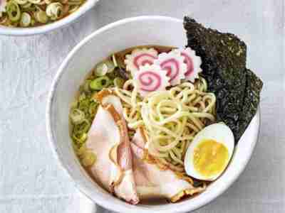 Ramen mit Schweinebraten, Frühlingszwiebel und Ei