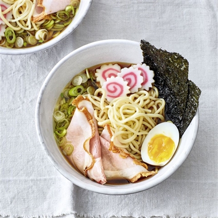 Ramen mit Schweinebraten, Frühlingszwiebel und Ei