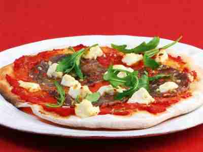 Pizza mit Rinderfilet, Ricotta und Rucola
