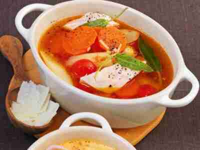Geflügelsuppe mit gebratenem Spargel