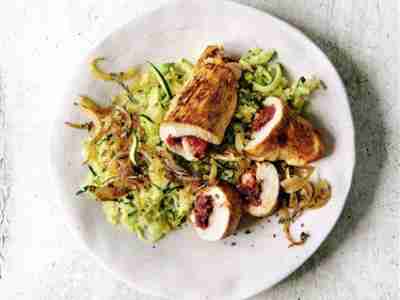 Putenröllchen mit Zucchini-Bulgur